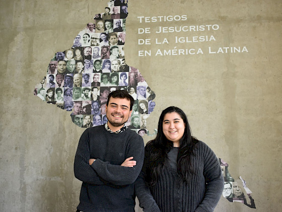 un hombre y una mujer jóvenes