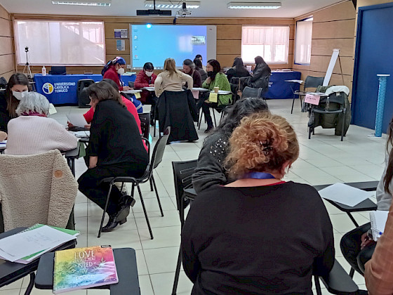 Mujeres sentadas en sillas y conversando