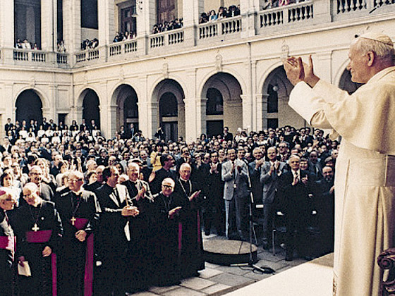 El Papa Juan Pablo II en su visita a Chile estuvo en la UC. Foto Dirección de Comunicaciones