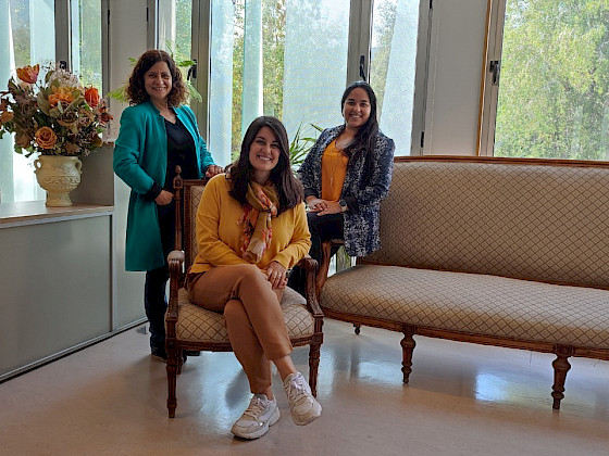 tres mujeres sentadas