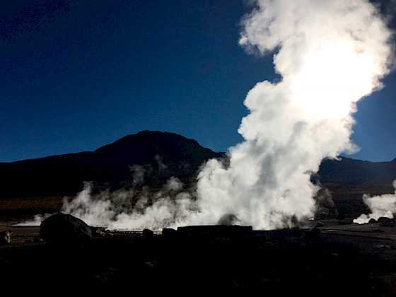 un géiser humeante del que sale mucho humo