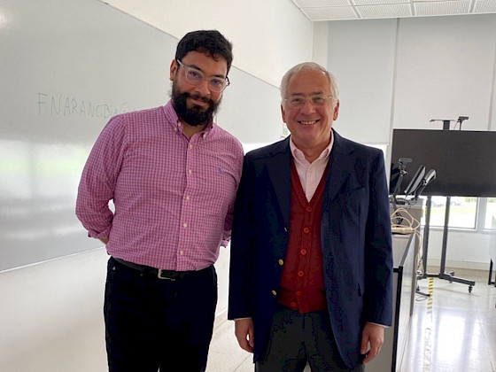 Dos hombres de pie en una sala de clases