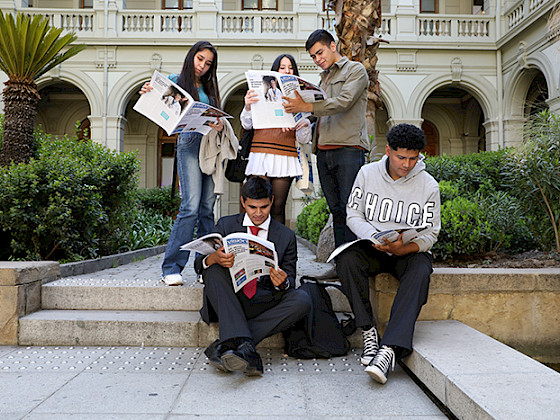 Estudiantes leyendo el periódico Visión