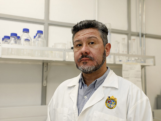 Profesor de química en laboratorio