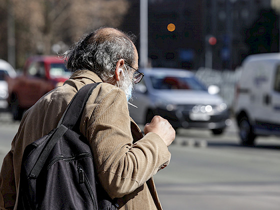 Adulto mayor en la calle.- Foto Karina Fuenzalida