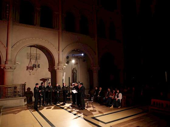 personas vestidas de negro adentro de un templo