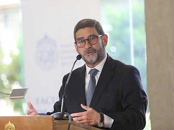 hombre de pelo negro, barba y anteojos