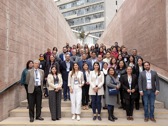 personas de pie en una escaleras