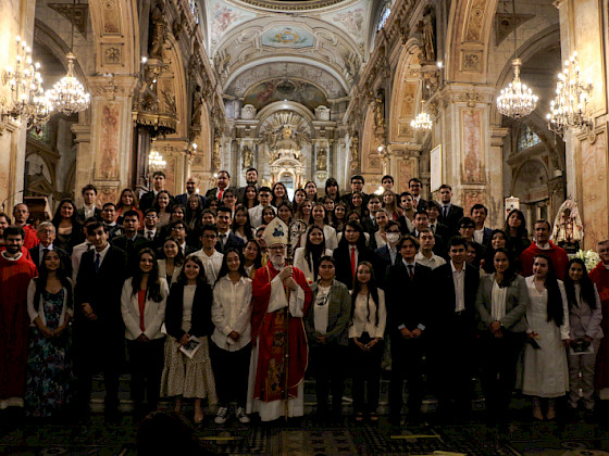 personas de pie dentro de una iglesia