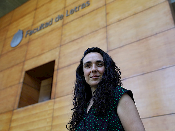 Retrato de Isidora Stevenson en la Facultad de Letras UC