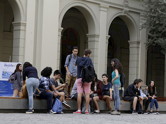 Grupo de alumnos en la UC. Foto Dirección de Comunicaciones