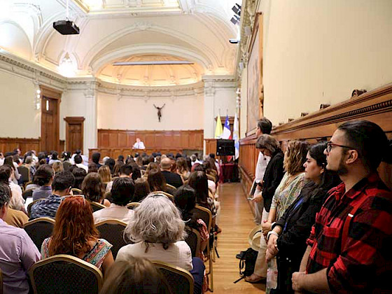 personas de pie en un salón