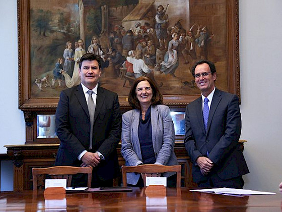 Superintendente Ronaldo Bruna, la vicerrectora de Comunicaciones Paulina Gómez y el decano de Ingeniería Juan Carlos de la Llera