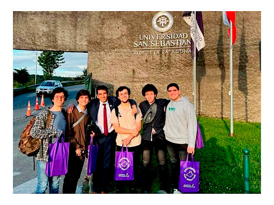 El equipo ganador posando en el frontis de la Universidad San Sebastián.