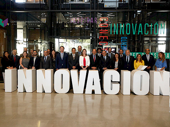 Grupo de personas detrás de la palabra "innovación"