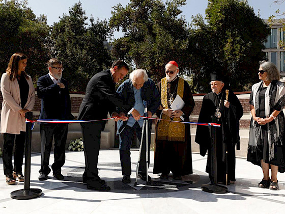 Rector Ignacio Sánchez corta la cinta inaugural de la plaza junto a un grupo de personas.