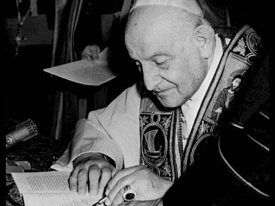 Imagen en blanco y negro de Juan XXIII escribiendo