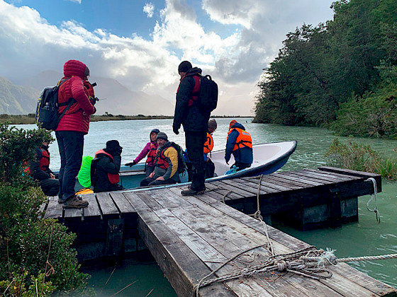 Comitiva UC subiéndose a un bote en Bahía Exploradores