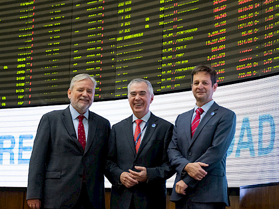 Autoridades durante la firma de convenio en la Bolsa de Comercio de Santiago.