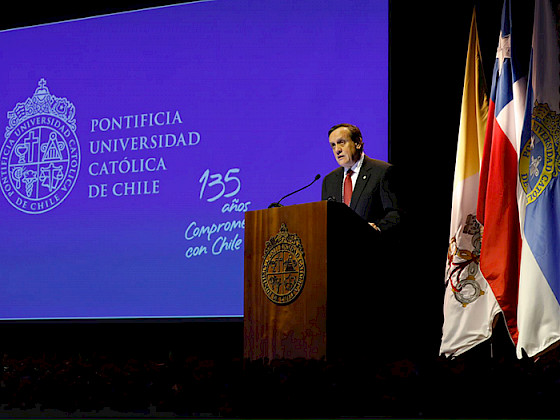 Ceremonia 135 años UC. Habla rector Ignacio Sánchez.- Foto Dirección de Comunicaciones