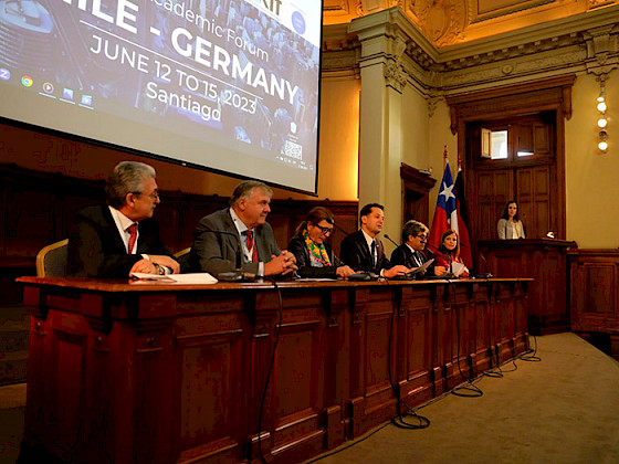 Autoridades inaugurando primer Foro Académico Chile Alemania, en una testera en el Salón de Honor UC.