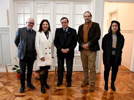 Rector Ignacio Sánchez (al cento) con autoridades de la UACH.- Foto Héctor Andrade  UACh