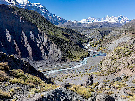 Paisaje donde aparece el río Maipo entre medio e las montañas, en el sector de Cajón del Maipo.