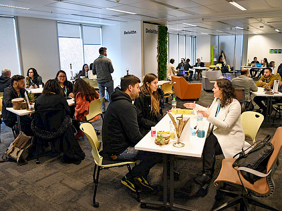 Emprendedores se reunen con mentores durante el Festival de Innovación y Futuro UC.