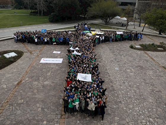 foto aérea del grupo de voluntarios formando una cruz