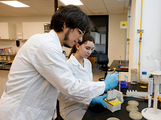 Estudiantes realizan un experimento en un laboratorio.