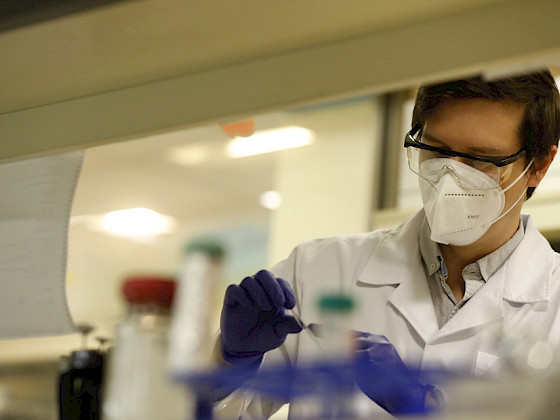 profesor Pablo González en el laboratorio.- Foto César Cortés