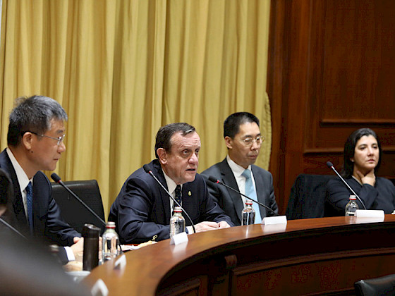 Rector Ignacio Sánchez junto a la vicerrectora de Asuntos Internacionales y a parte de la delegación china. Foto Karina Fuenzalida