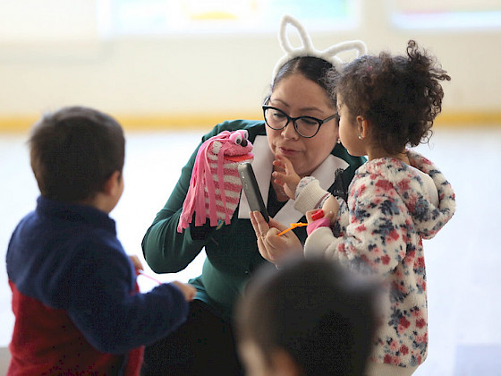 mujer jugando con dos niños