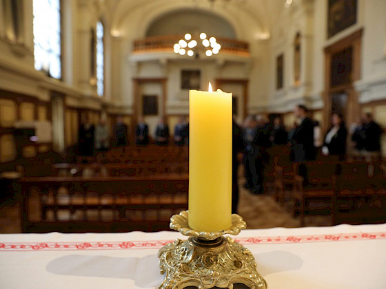 vela sobre el altar