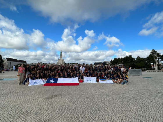 jóvenes con bandera chilena