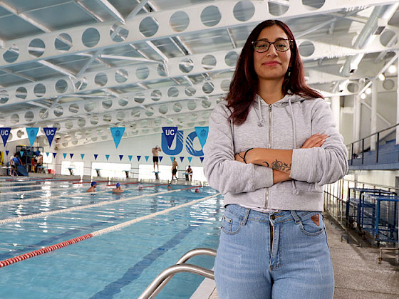 Fotografía de la estudiante Natalia Gutiérrez a un costado de la piscina del Campus San Joaquín UC.