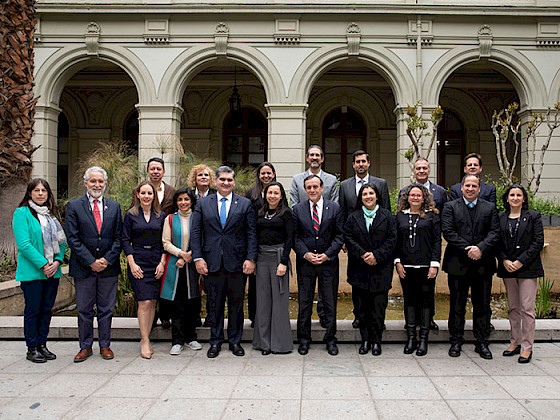 Fotografía de los participantes de La Tríada en la Casa Central de la UC.