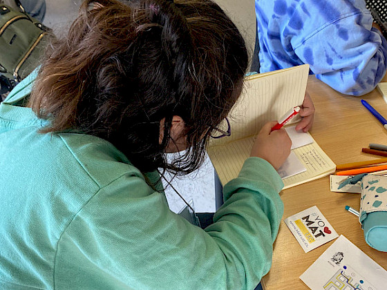 En la actividad, desarrollada en Campus San Joaquín de la UC en el marco del Día de Ada Lovelace 2023, las menores de edad pudieron vivir, en primera persona, la experiencia de ser ingenierías aeronáuticas y programadoras por un día, lo que les permitió desarrollar el pensamiento matemático. Forografía: Gentileza Matemáticas UC.