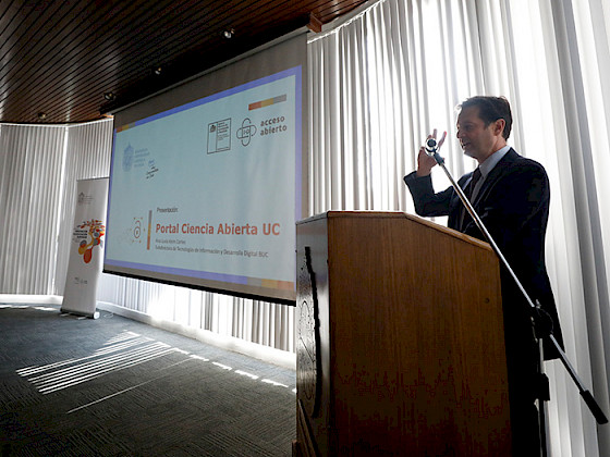 El vicerrector de Investigación Pedro Bouchon presentando el portal de ciencia abierta desde un podio.