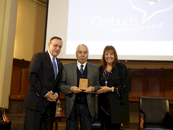 Rector Ignacio Sánchez, profesor José Ignacio González, primer Ombuds UC y Patricia Masalán, actual Ombuds UC. Foto César Cortés.