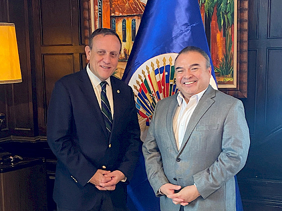 Rector Ignacio Sánchez con secretario general adjunto de OEA