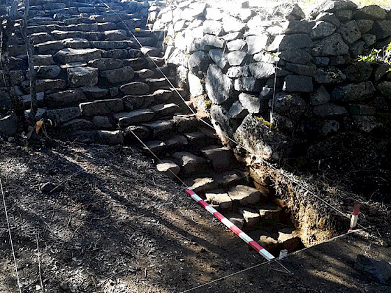 Restos arqueológicos de un muro y escalera de piedra