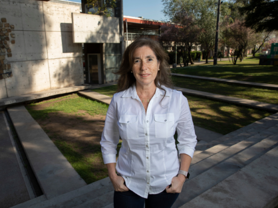 Mujer con camisa blanca de pie