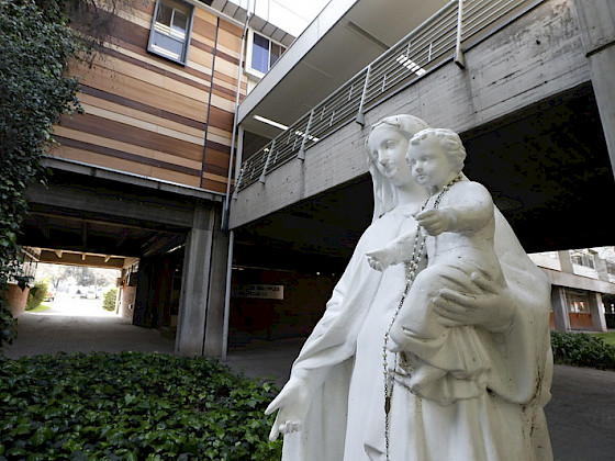 estatua de la Virgen María blanca