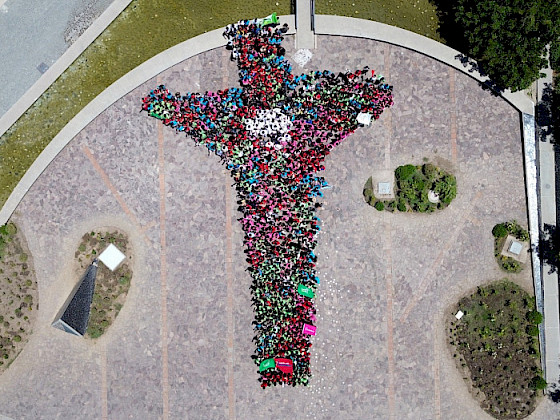 Voluntarios formando una cruz