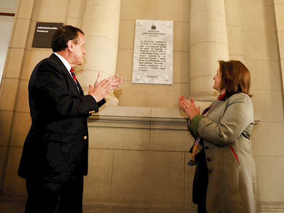 Rector Ignacio Sánchez y Cecilia García Huidobro descubrieron la placa. Foto Dirección de Comunicaciones