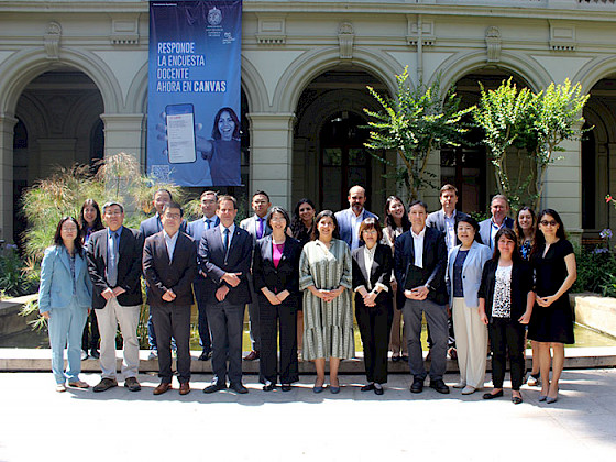 Delegación de investigadores de la Universidad de Tsinghua junto a académicos y autoridades de la UC en Casa Central. (Crédito fotográfico: Pía Billa)