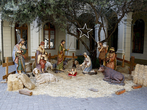 Pesebre tamaño humano en un patio