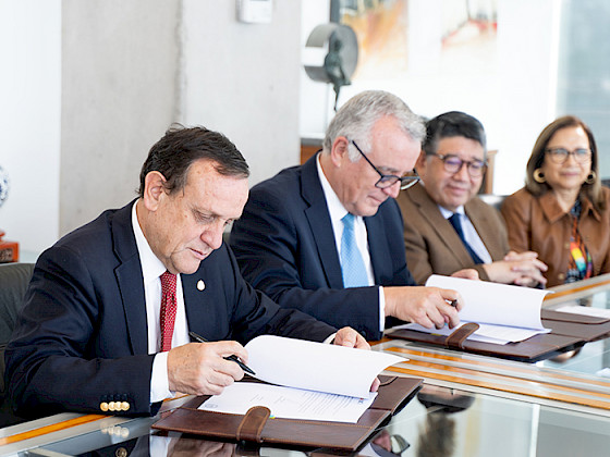 Firman el documento el rector UC  Ignacio Sánchez (izq) y el rector del Duoc UC Carlos Díaz. Foto Dirección de Comunicaciones