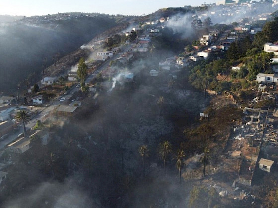 Cerro de Viña del Mar donde se ven las casas y vegetación en medio del humo del incendio que lo afectó en diciembre de 2022.